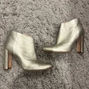 MANOLO BLAHNIK Gold Leather Heeled Ankle Boots Booties 6