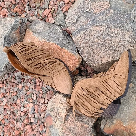 MATISSE ANTHRO Lambert Ankle Booties Boots 7.5 Saddle Fringe Moccasins Cowgirl