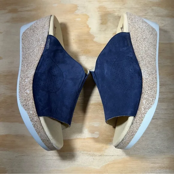 Mephisto Navy Wedge Sandals Women’s Size 8