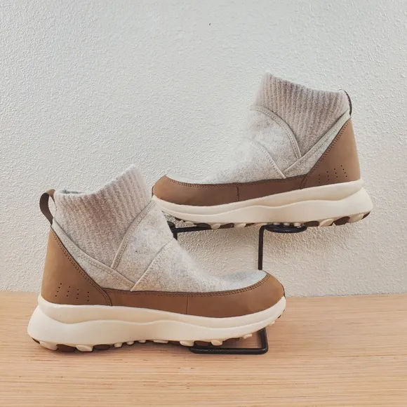 Merrell Ankle Outdoor Boots NWOT Light Brown with Beige Size 9.5