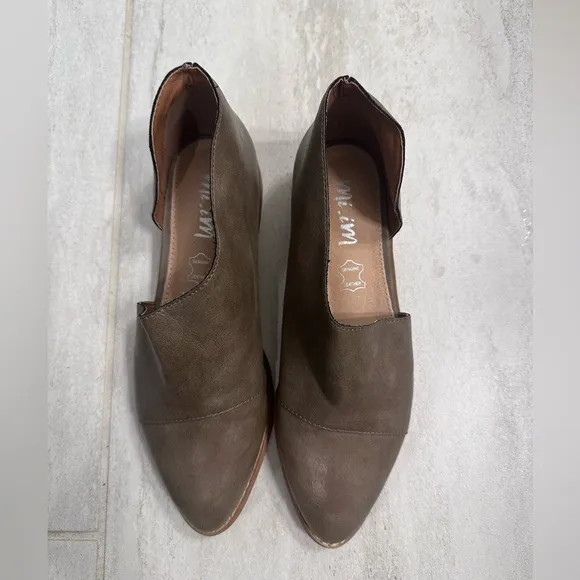 Mi iM Freya Leather Flats Taupe Size 6.5 NWT