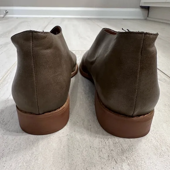 Mi iM Freya Leather Flats Taupe Size 6.5 NWT