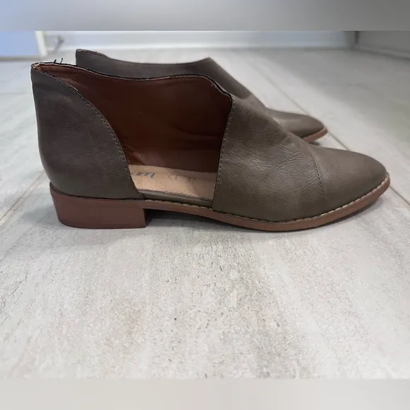 Mi iM Freya Leather Flats Taupe Size 6.5 NWT