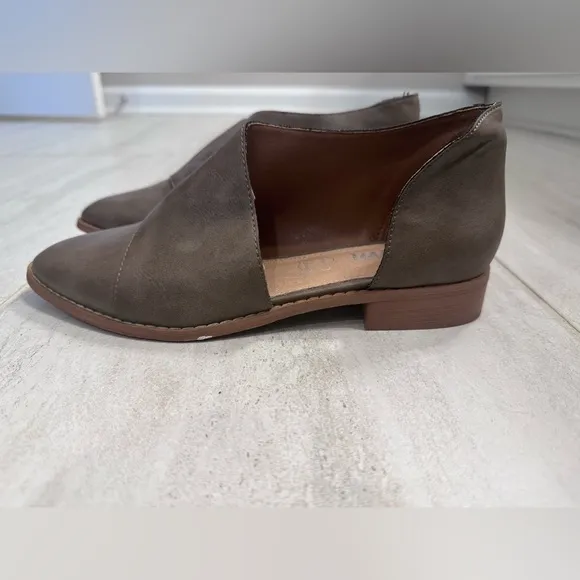 Mi iM Freya Leather Flats Taupe Size 6.5 NWT
