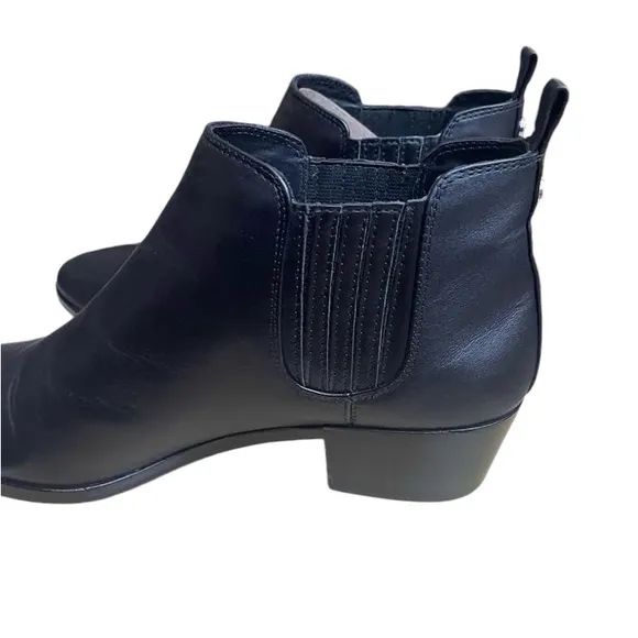 MICHAEL Michael Kors Shaw Flat Leather Short Heel Chelsea Boots (size 8.5)