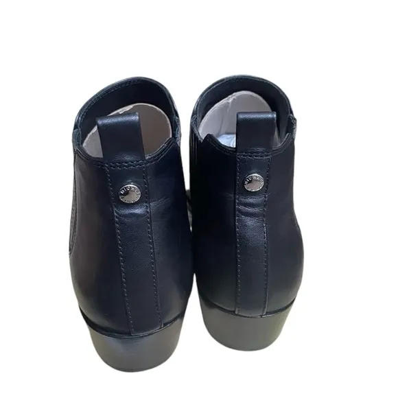 MICHAEL Michael Kors Shaw Flat Leather Short Heel Chelsea Boots (size 8.5)