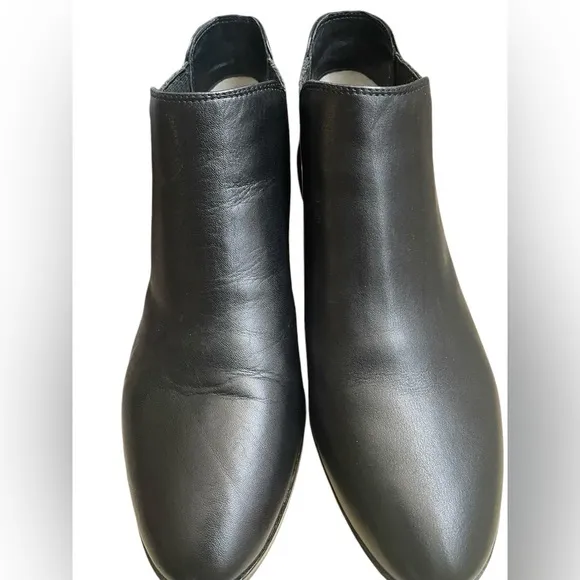 MICHAEL Michael Kors Shaw Flat Leather Short Heel Chelsea Boots (size 8.5)