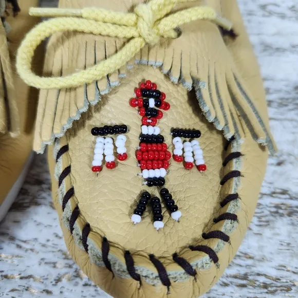 Minnetonka &quot;Thunderbird Animikii Moccasin Boat Shoe&quot; Beaded Leather | Women's 10