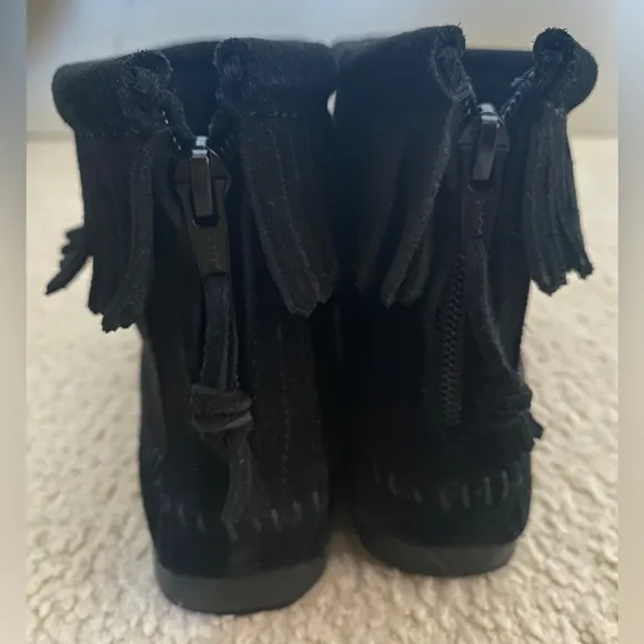 Minnetonka Black Fringe Back Zip Ankle Boot Suede Leather Moccasins Size 6