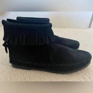 Minnetonka Black Fringe Back Zip Ankle Boot Suede Leather Moccasins Size 6