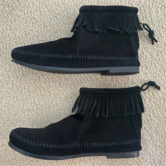 Minnetonka Black Fringe Back Zip Ankle Boot Suede Leather Moccasins Size 6