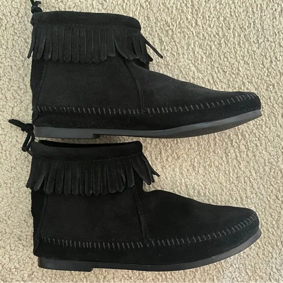 Minnetonka Black Fringe Back Zip Ankle Boot Suede Leather Moccasins Size 6