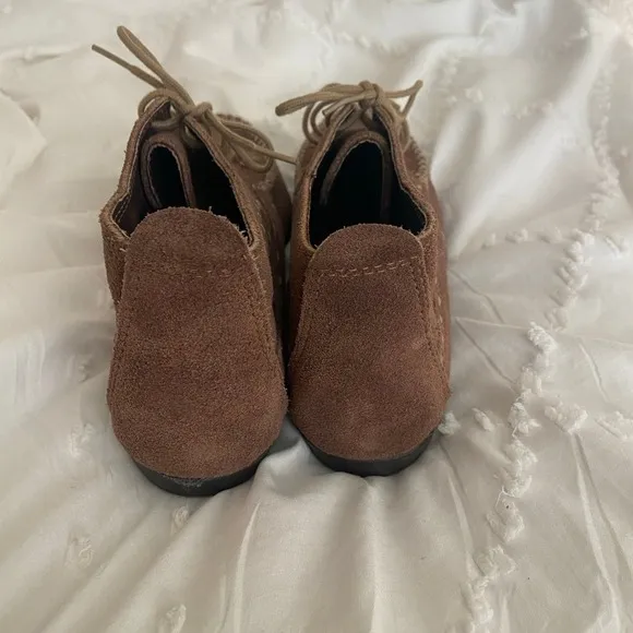 minnetonka moccasins ankle boots booties brown suede lace up moc toe 6.5