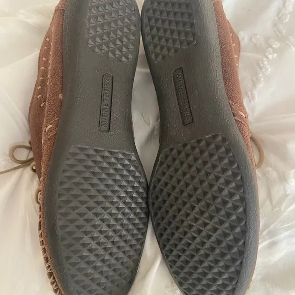 minnetonka moccasins ankle boots booties brown suede lace up moc toe 6.5