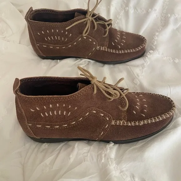 minnetonka moccasins ankle boots booties brown suede lace up moc toe 6.5