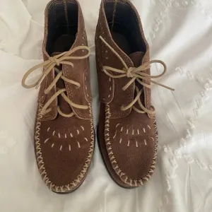 minnetonka moccasins ankle boots booties brown suede lace up moc toe 6.5