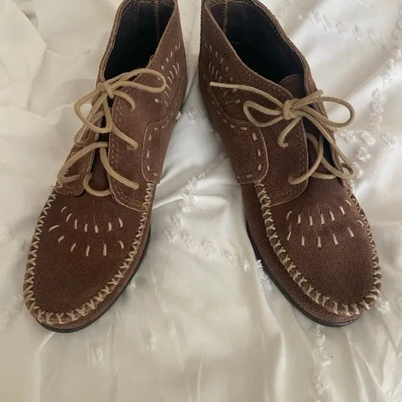 minnetonka moccasins ankle boots booties brown suede lace up moc toe 6.5