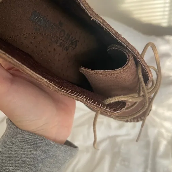minnetonka moccasins ankle boots booties brown suede lace up moc toe 6.5