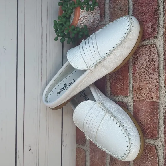 Minnetonka Women's White Leather Kate Mule Driving Shoe Loafer Slip On 9.5