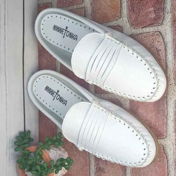 Minnetonka Women's White Leather Kate Mule Driving Shoe Loafer Slip On 9.5
