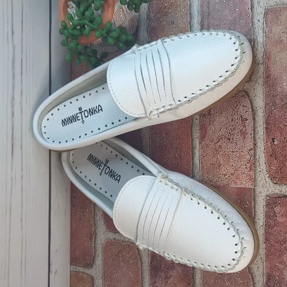 Minnetonka Women's White Leather Kate Mule Driving Shoe Loafer Slip On 9.5