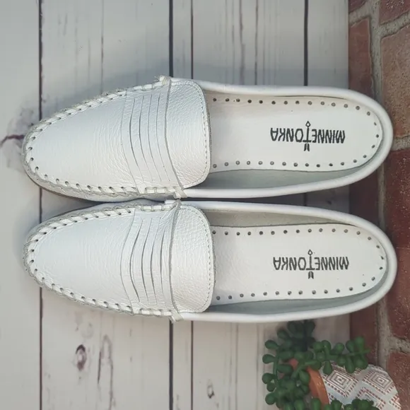 Minnetonka Women's White Leather Kate Mule Driving Shoe Loafer Slip On 9.5