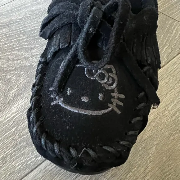 Minnetonka x Sanrio Hello Kitty Black Suede Fringe Moccasins w Bow Size 8.5 NWB!