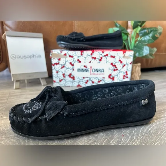 Minnetonka x Sanrio Hello Kitty Black Suede Fringe Moccasins w Bow Size 8.5 NWB!
