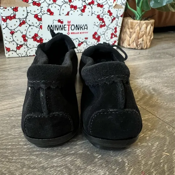 Minnetonka x Sanrio Hello Kitty Black Suede Fringe Moccasins w Bow Size 8.5 NWB!