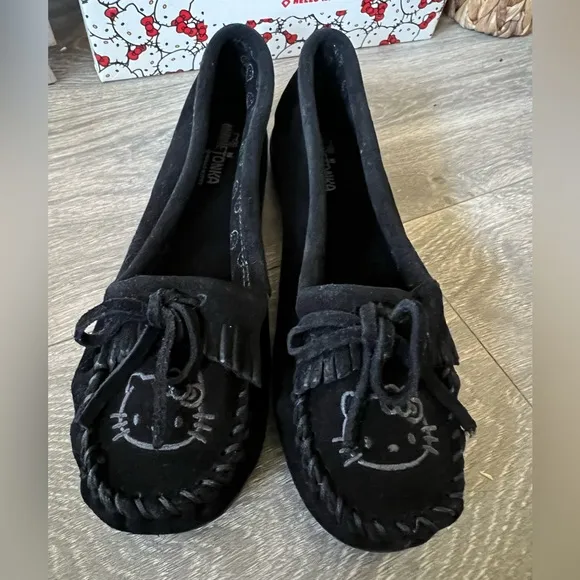 Minnetonka x Sanrio Hello Kitty Black Suede Fringe Moccasins w Bow Size 8.5 NWB!