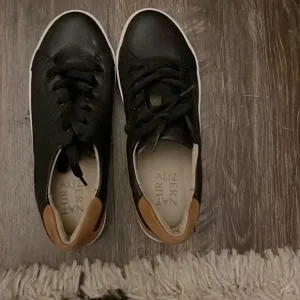 Naturalizer Black and Tan Sneakers with Textured Fabric