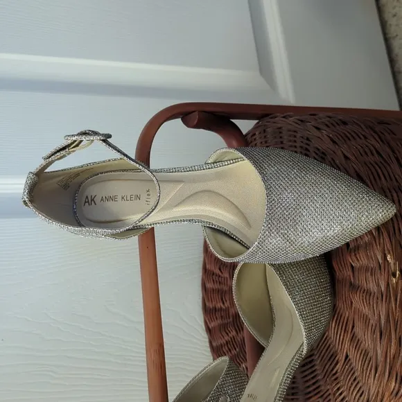 New Anne Klein Womens Metallic Textured Platinum Point Toe Heels Pumps Shoes 8.5