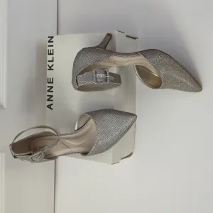 New Anne Klein Womens Metallic Textured Platinum Point Toe Heels Pumps Shoes 8.5