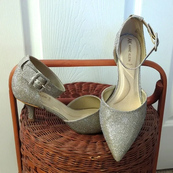 New Anne Klein Womens Metallic Textured Platinum Point Toe Heels Pumps Shoes 8.5