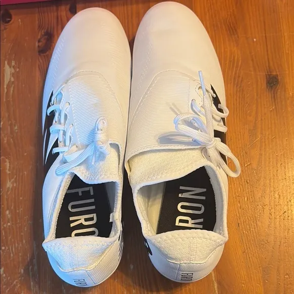 New Balance White Athletic Shoes with Textured Upper and Sleek Design
