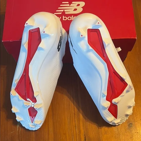 New Balance White Athletic Shoes with Textured Upper and Sleek Design
