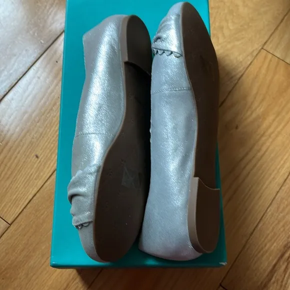 New in box Jack Rogers Holly bow leather ballerina flats in Silver 8.5
