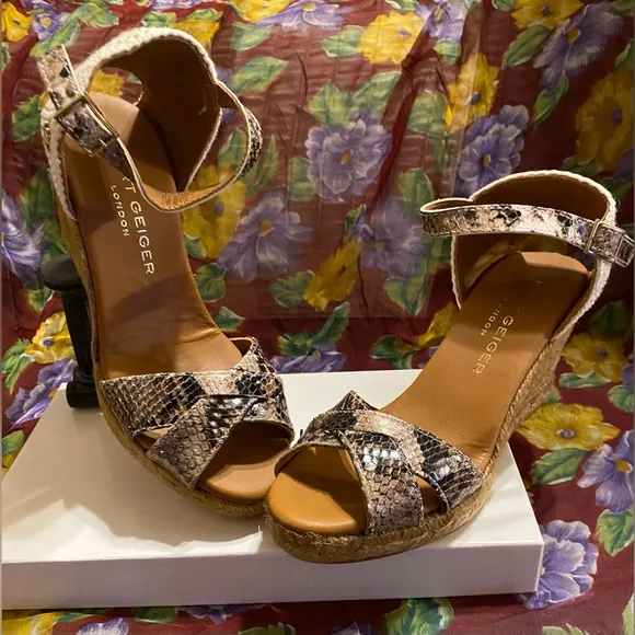 NEW- Kurt Geiger Womens Leona Wedge Espadrille Wedges Sandals Size 7US /37EUR