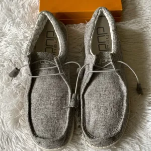 New men’s Wally canvas casual boat shoes by Hey Dude, size 13