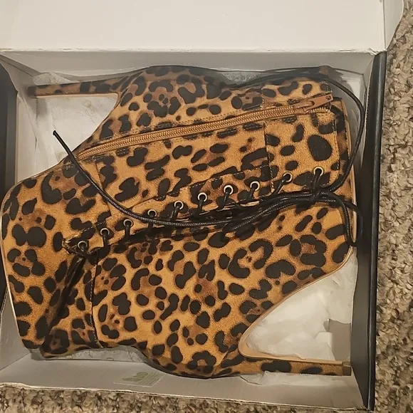 New Olivia Ferragamo &quot;social&quot; leopard boots .size 7. Free ship