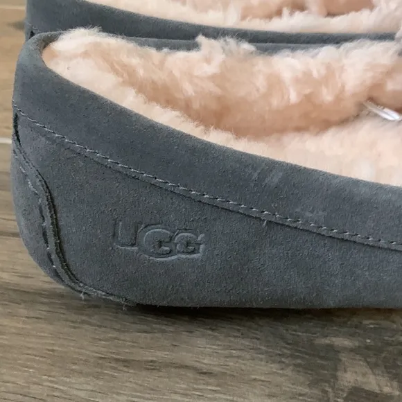 NEW UGG Australia Men’s Loafers Moccasins Gray Suede Size 9