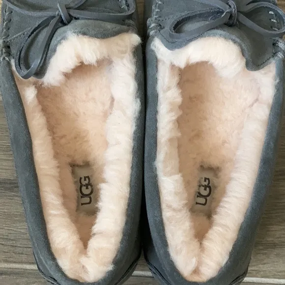 NEW UGG Australia Men’s Loafers Moccasins Gray Suede Size 9