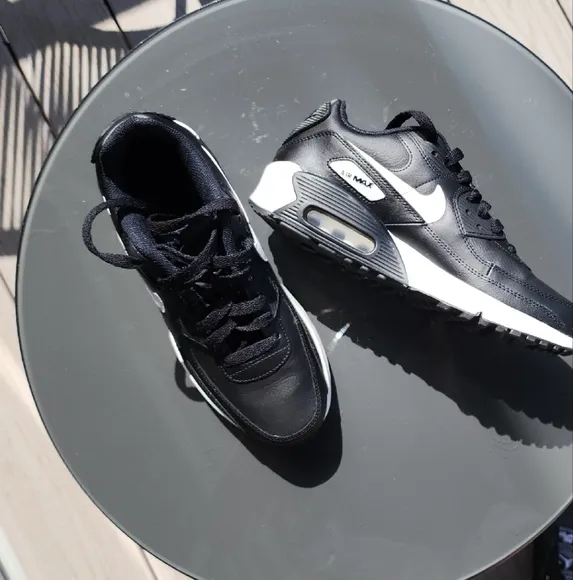 Nike Air Max 90 LTR Black Sneakers with Classic Design and Versatile Style