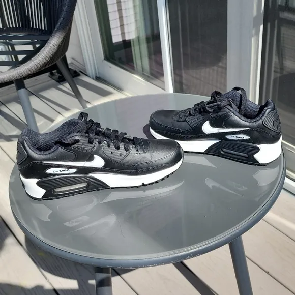 Nike Air Max 90 LTR Black Sneakers with Classic Design and Versatile Style
