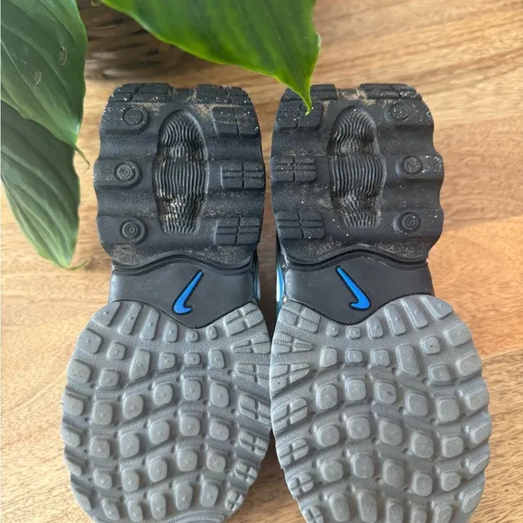 Nike Air Max Dn, Black and Blue Sneakers with Modern Design