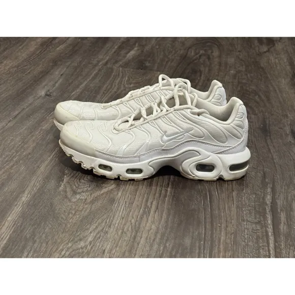 Nike Air Max Plus (GS) triple White Metallic Silver CW7044-100 Youth Size 6.5Y​