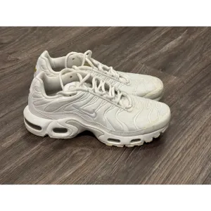 Nike Air Max Plus (GS) triple White Metallic Silver CW7044-100 Youth Size 6.5Y​