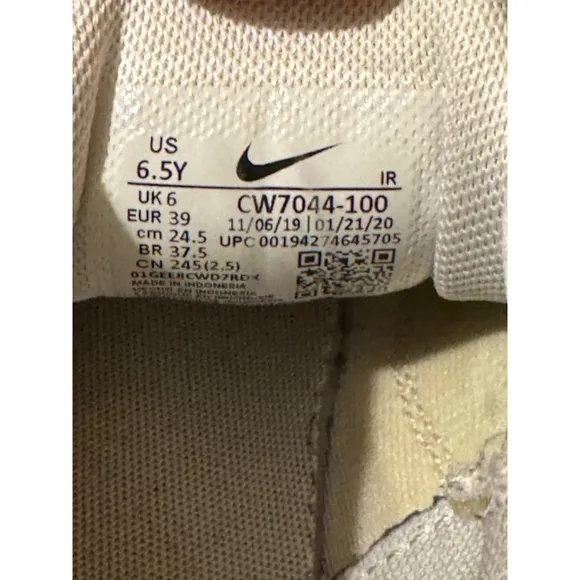 Nike Air Max Plus (GS) triple White Metallic Silver CW7044-100 Youth Size 6.5Y​