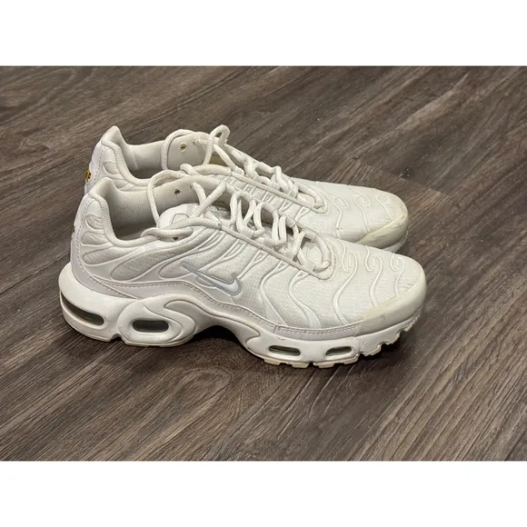 Nike Air Max Plus (GS) triple White Metallic Silver CW7044-100 Youth Size 6.5Y​