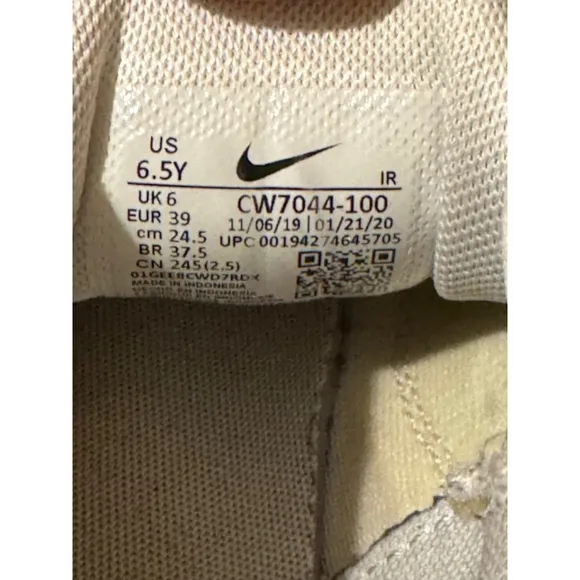 Nike Air Max Plus (GS) triple White Metallic Silver CW7044-100 Youth Size 6.5Y